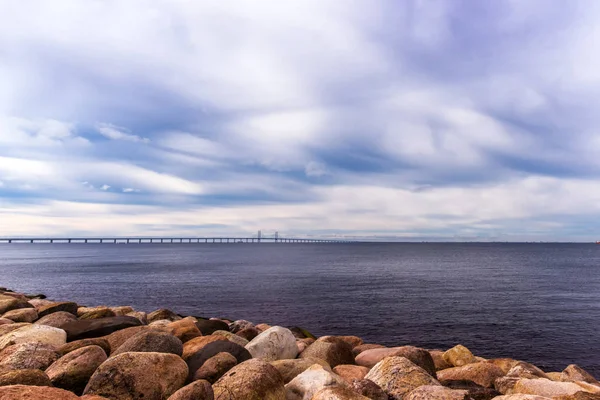 Skály, moře a Oresund bridge — Stock fotografie