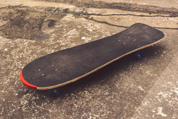 Skateboard on concrete flooring — Stock Photo, Image