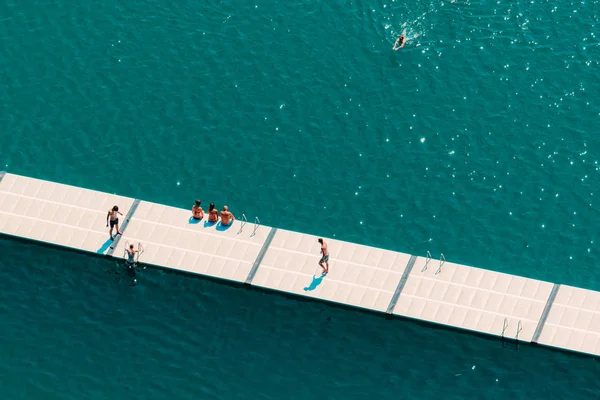 K poznání lidí se těší letní odpoledne na jezeře — Stock fotografie