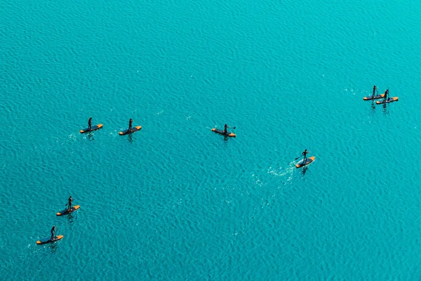 Letecký pohled nerozpoznatelné lidí stand up paddle boarding — Stock fotografie