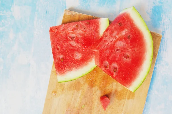 Leckere frische Wassermelonen-Fruchtscheiben auf dem Tisch — Stockfoto