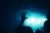Žena ruku a ve vzduchu na koncert rockové hudby