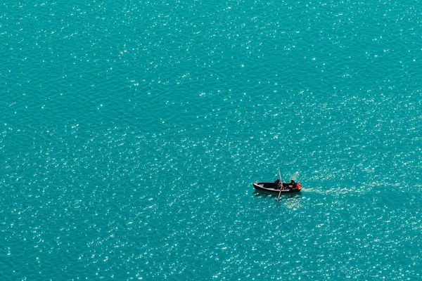 Couple méconnaissable profiter de l'après-midi d'été en bateau sur le lac — Photo