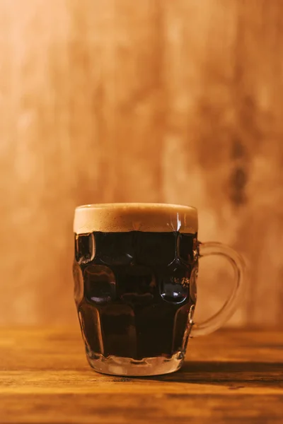 Karanlık bira İngiliz çukurlu cam bardak kupa — Stok fotoğraf
