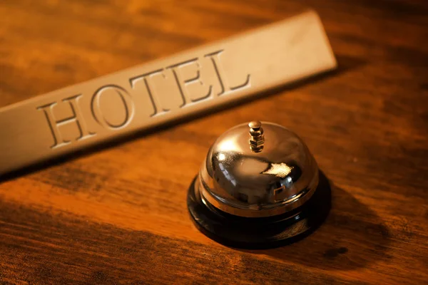 Винтажный звонок на старой стойке регистрации отеля — стоковое фото