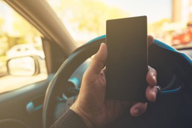 Cep telefonu kullaranarak ve araba