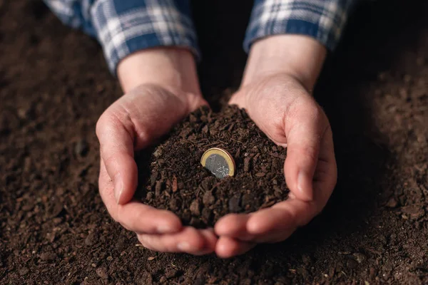 Einkommen aus landwirtschaftlicher Tätigkeit und zusätzliches Geld verdienen — Stockfoto