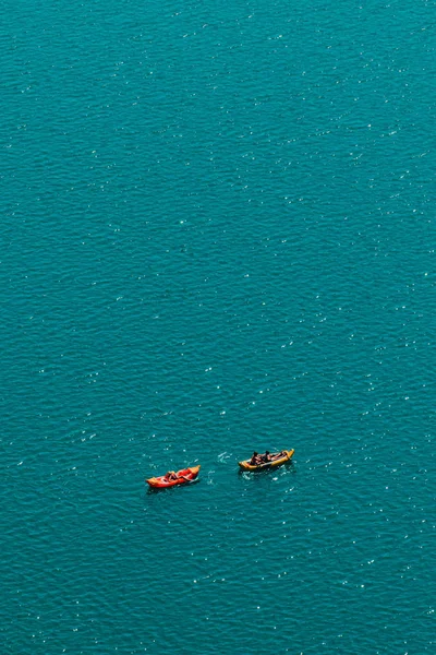 Personas irreconocibles disfrutando de la tarde de verano en barcos en el lago — Foto de Stock