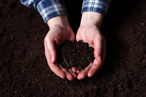 Female farmer handful of soil — Stock Photo, Image