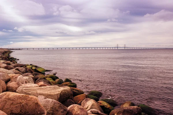 Kaya, deniz ve Öresund Köprüsü — Stok fotoğraf