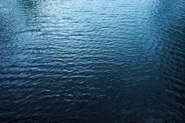 Blauwe rivier wateroppervlak, luchtfoto — Stockfoto