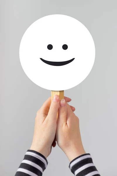 Glückliche Frau mit Smiley-Emoticon — Stockfoto