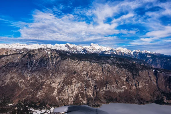 Triglav montanha acima do vale do lago Bohinj no tempo de inverno — Fotografia de Stock