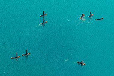 Kürek yatılı tanınmayan insanlar ayağa havadan görünümü