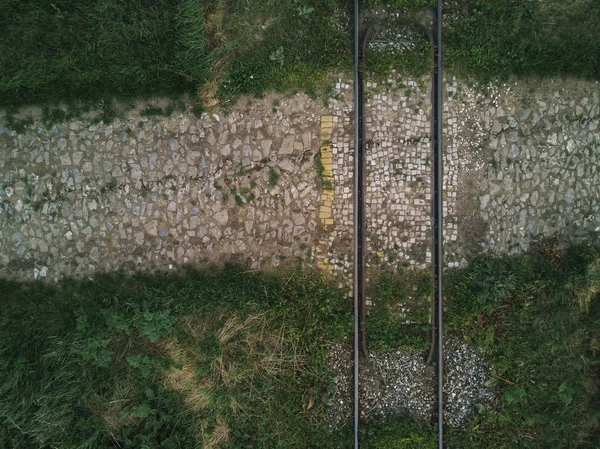 Luchtfoto van spoorlijn bijhoudt platteland, drone bovenaanzicht — Stockfoto