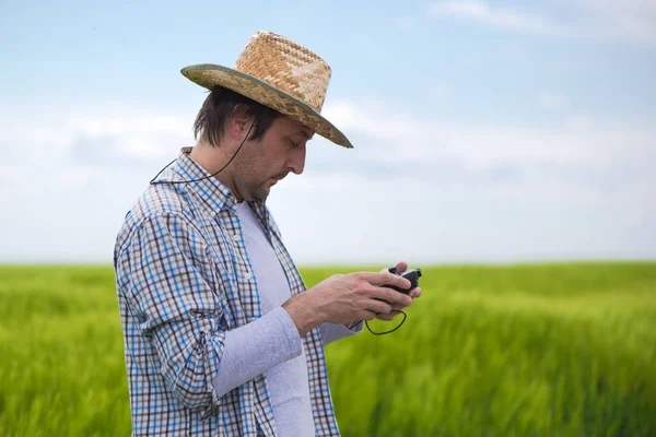 Slimme landbouw concept, landbouwproducent met gebruikmaking van de drone in veld — Stockfoto