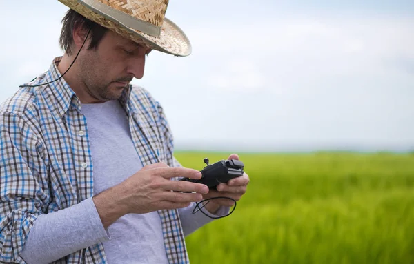 Concetto di agricoltura intelligente, agricoltore che utilizza drone in campo — Foto Stock