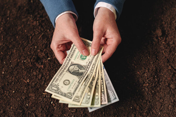 Банкноты в долларах США для сельскохозяйственной деятельности
