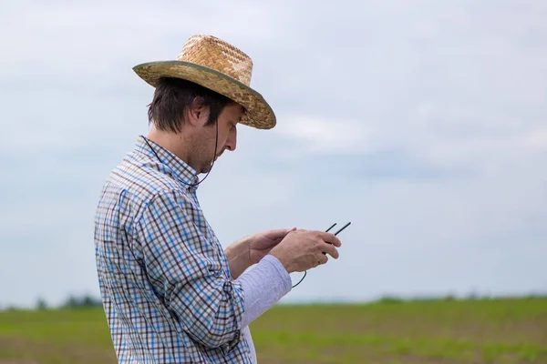 Conceito de agricultura inteligente, agricultor usando drone no campo — Fotografia de Stock