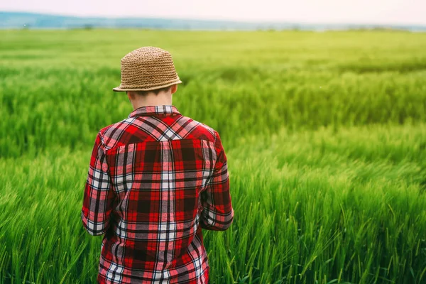 Female farmer in wheat field from behind — Stock Photo, Image