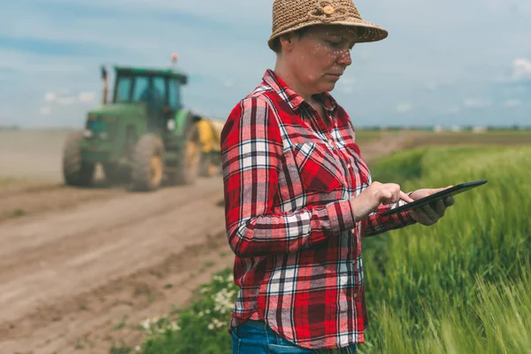 Akıllı tarım, modern teknoloji kullanılarak tarımsal faaliyette — Stok fotoğraf