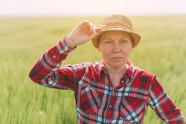 Female farmer posing in cultivated wheat field — Stock Photo, Image