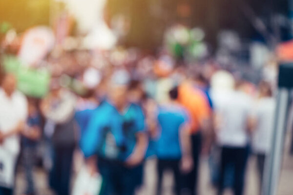 Размытая толпа людей в общественном месте
