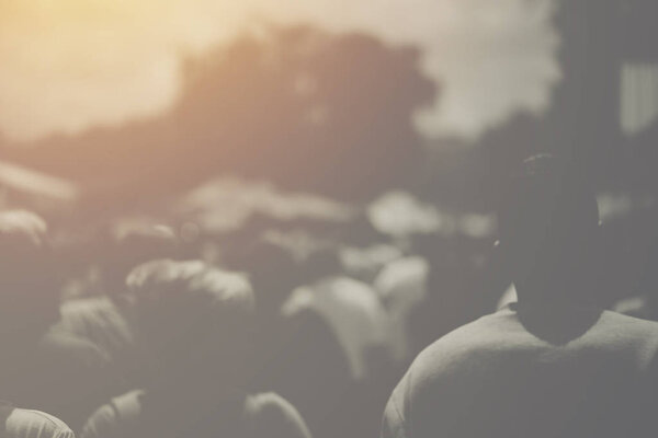 Уличная толпа, неузнаваемая группа людей сзади
