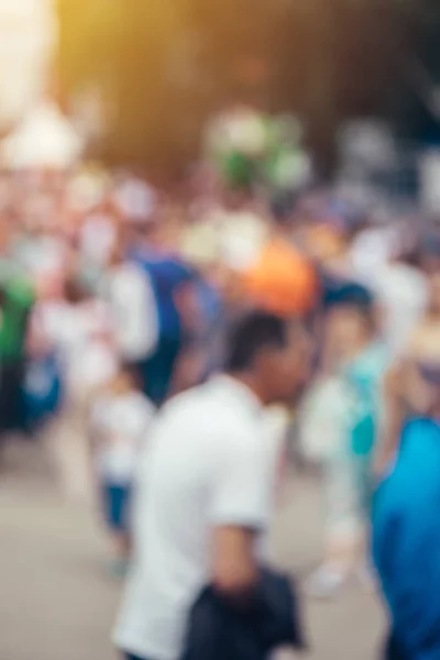 Desenfoque desenfocado multitud de personas en el lugar público — Foto de Stock