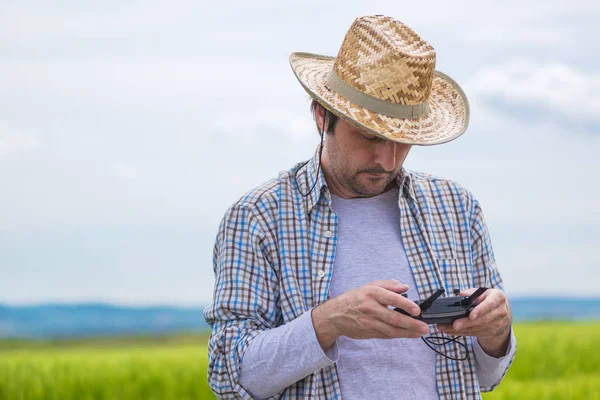 Concepto de agricultura inteligente, agricultor usando drones en el campo —  Fotos de Stock