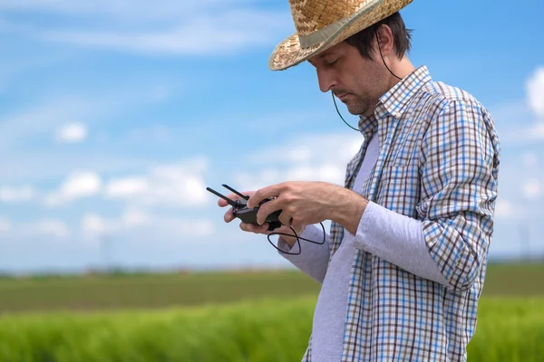 Concepto de agricultura inteligente, agricultor usando drones en el campo —  Fotos de Stock