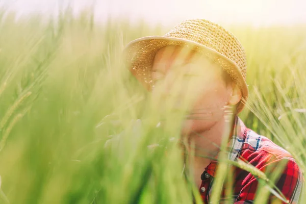 Une agricultrice examine les épis de blé au champ — Photo