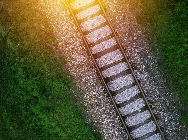 Luftaufnahme der Eisenbahnstrecke durch die Landschaft, Drone Draufsicht — Stockfoto
