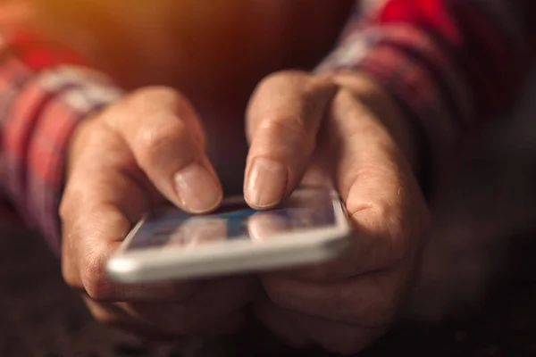 Volwassen vrouwelijke handen met mobiele telefoon — Stockfoto