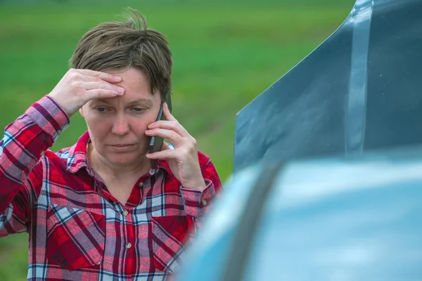 Mutsuz sinirli kadın arama araba mekanik tamir atölyesi — Stok fotoğraf