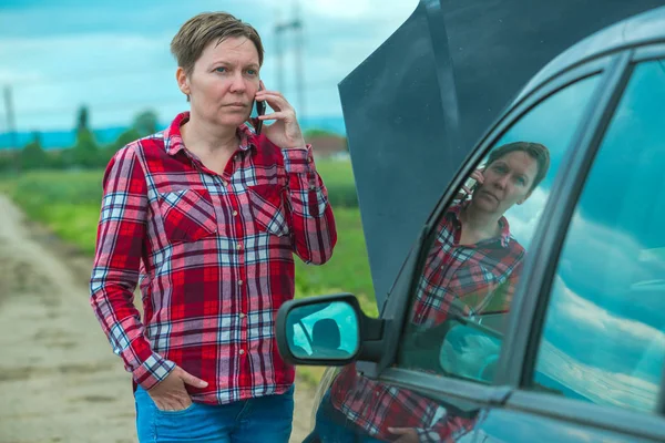 Frau ruft Autoreparaturdienst von Kreisstraße an — Stockfoto