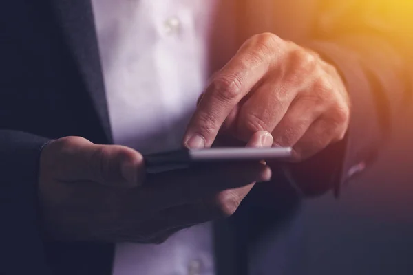 Close up van mannelijke zakenman handen gebruik mobiele telefoon — Stockfoto
