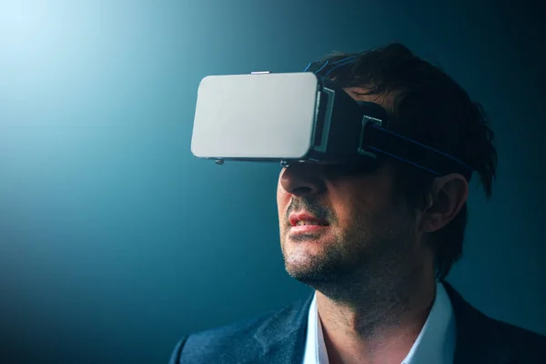 Vr を持ったビジネスマン ゴーグル仮想現実を楽しむヘッドセット — ストック写真