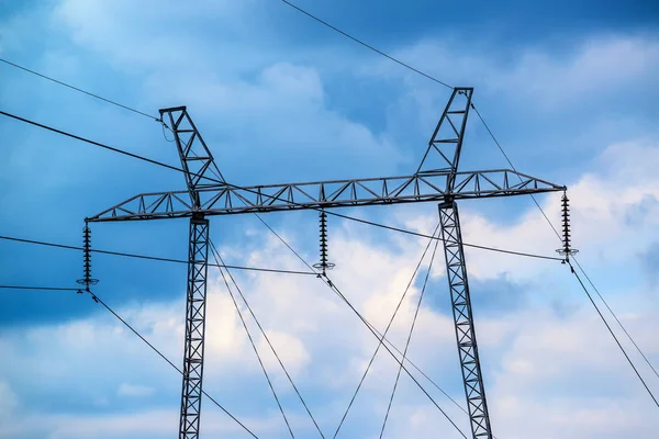 頭上式の電気送電線鉄塔 — ストック写真