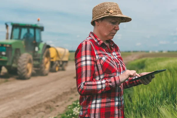 Smart farming, using modern technology in agricultural activity — Stock Photo, Image