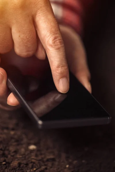 Vrouwelijke vinger duwen scherm van de aanraking van de mobiele telefoon — Stockfoto