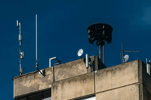 Сирена гражданской обороны на крыше многоквартирного дома — стоковое фото