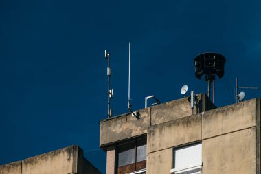 Sivil savunma siren apartmanın üstüne