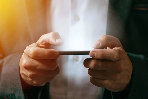 Geschäftsmann spielt mobiles App-Videospiel auf Smartphone — Stockfoto