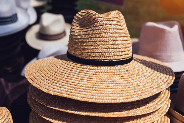 Sprzedaż klasycznych słomkowe kapelusze na ulicy rynku — Zdjęcie stockowe