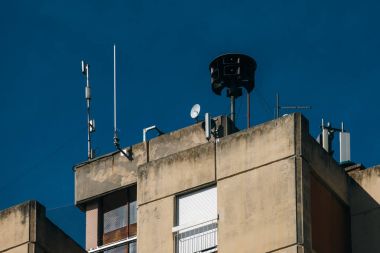 Sivil savunma siren apartmanın üstüne