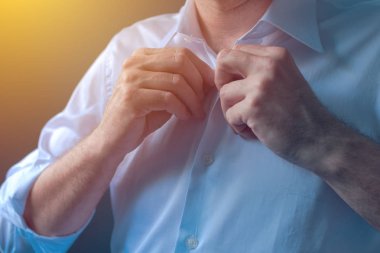 Tuck kollu olarak topla ile işadamı düğmeleri beyaz gömlek