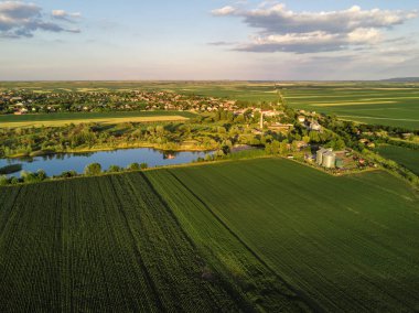 Kırsal manzara dron pov üzerinden havadan görünümü