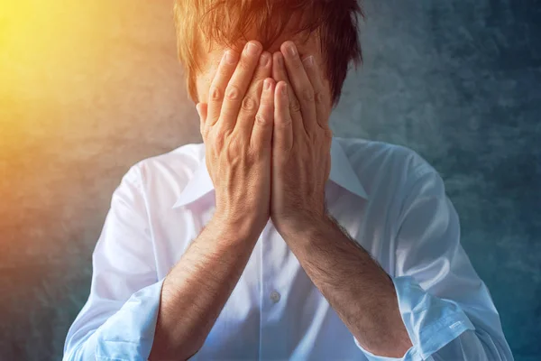 Hopeloos depressieve zakenman, handen bedekking gezicht — Stockfoto