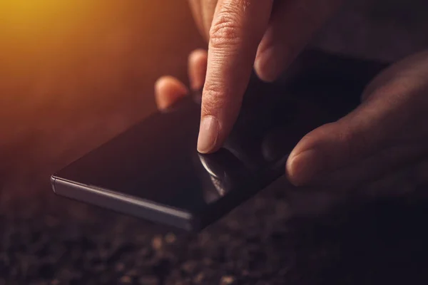 Primer plano de las manos usando el teléfono móvil — Foto de Stock